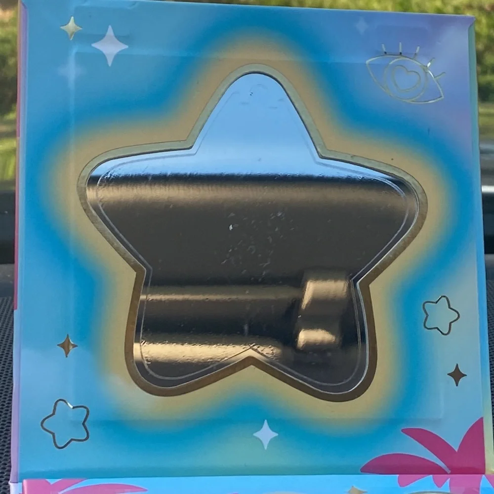 CRÈME HOLLYWOOD DREAM CITY EYESHADOW PALETTE. BEAUTIFUL COLORS WITH FUN NAMES - Picture 4 of 9